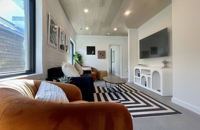 Beautiful 3D Home 10 Minutes from Downtown | 4BD 3BA | Cowboy Pool