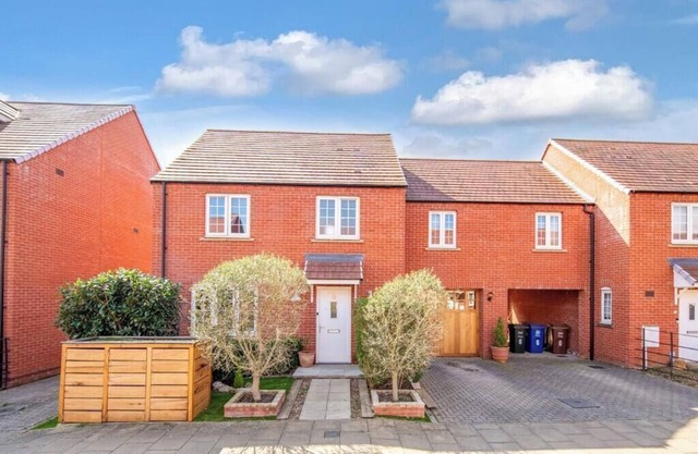 Beautiful 4 bed home close to Bicester Village