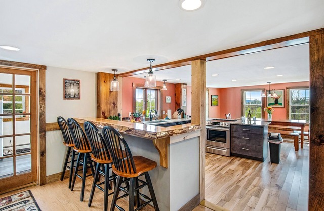 Beautiful 4 bedroom-sleeps 9 Close to Mountains,Lakes -5 mi to Sunapee w/view