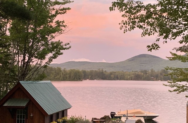 Beautiful 4 Season, Maine Lakefront Home, easy drive to Sugarloaf & Saddleback.