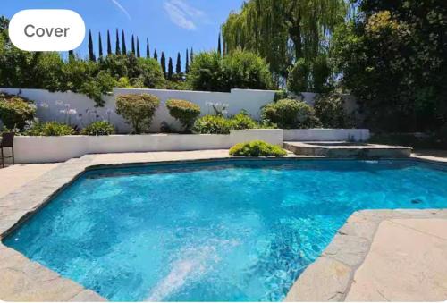 Beautiful 4BD and 3BA Pool Jacuzzi Vacation Home