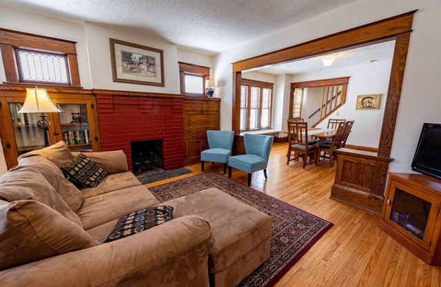 Beautiful 4BR 2 bath Craftsman home, completely renovated, roomy, handy location