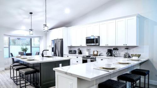 Beautiful 5-Bdrm Vacation Home WHeated Pool