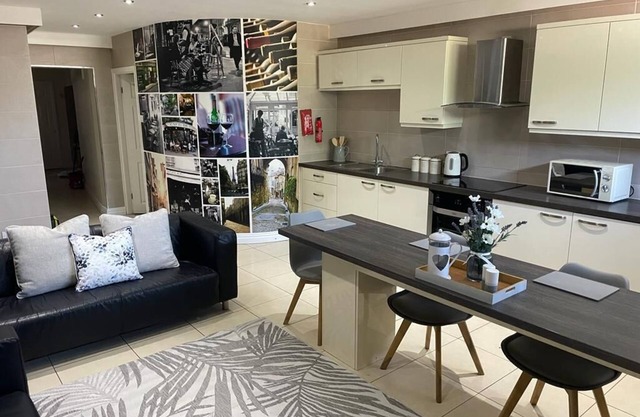 Beautiful 5 bed apartment with outdoor courtyard, sleeps 8