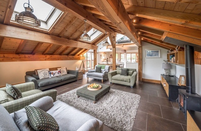 Beautiful 5 bedroom chalet with amazing views. Walk to restaurant and shops