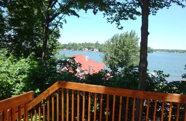 Beautiful 5 BR/3BA home on Paw Paw Lake close to wineries & wedding venues