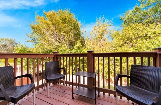 Beautiful 6-bedroom, Private Mansion with Hot Tub