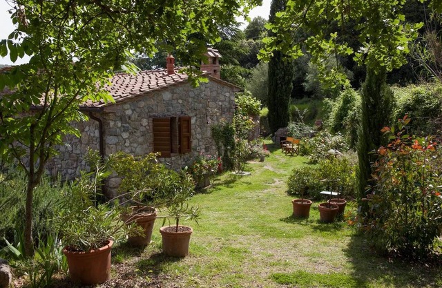 Beautiful accommodation in a quiet location and with a huge garden,Wi-Fi,t5