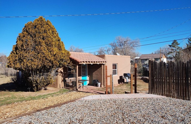 Beautiful adobe style house with yard and parking in town Cortez – Adobe CoCo
