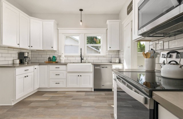 Beautiful and Bright w/ Central Location, Pet Friendly, New Furnishing and Décor, Walk to Park