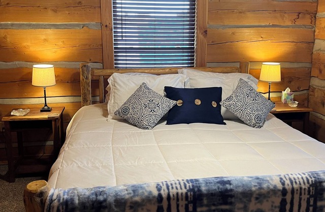 Beautiful and comfortable fully furnished mountain cabin with central air!