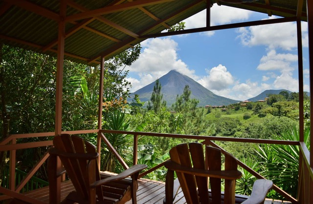Beautiful and Private home in the Heart of the Village with great Volcano views!