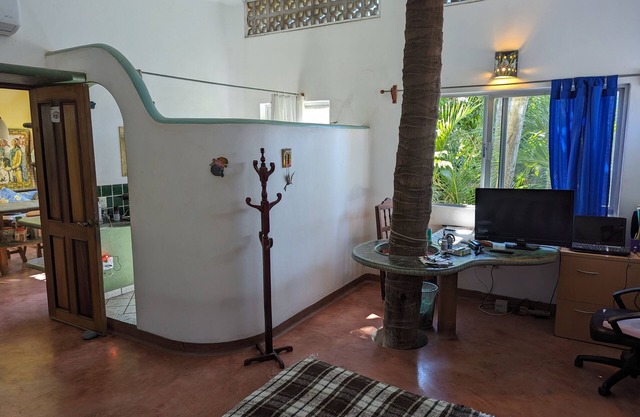 Beautiful and spacious 2 blocks from the beach and town center!