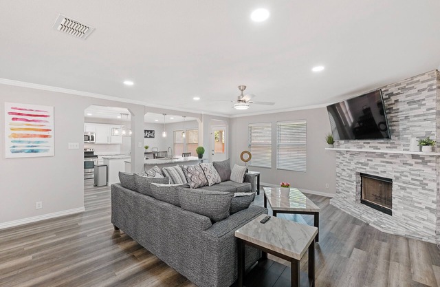 Beautiful and Spacious, Home - Great location!