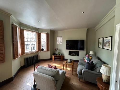 Beautiful and spacious 2 bed, 2 bath apartment bordering Fulham and Chelsea - entire apartment with private entrance
