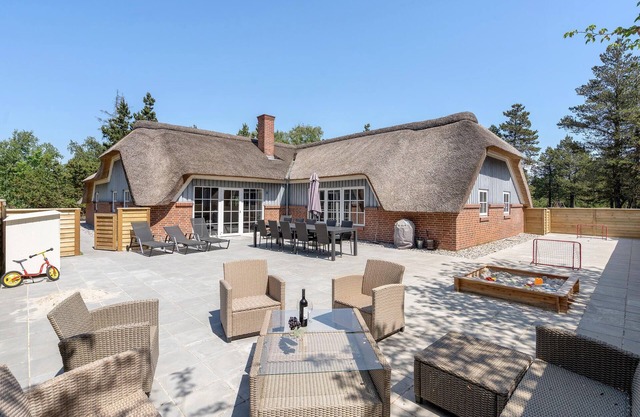 Beautiful and spacious cottage with pool.