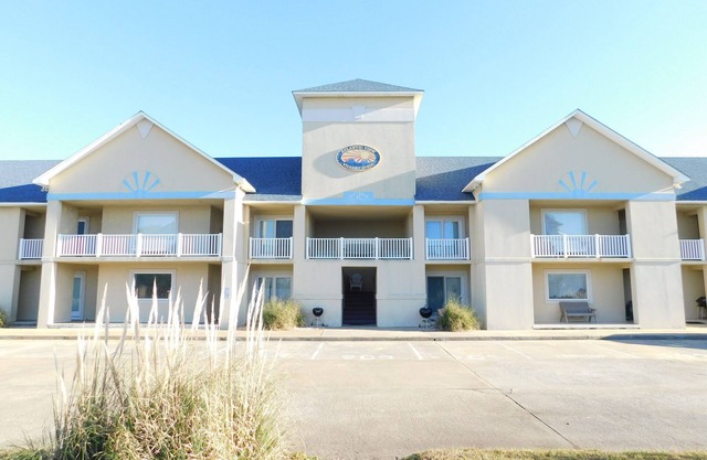 Beautiful and Spacious, 2 bed 2 full bath, pool and jacuzzi, steps to the ocean