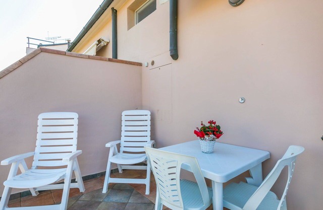 Beautiful apartment for 6 guests with A/C, WIFI, TV and balcony