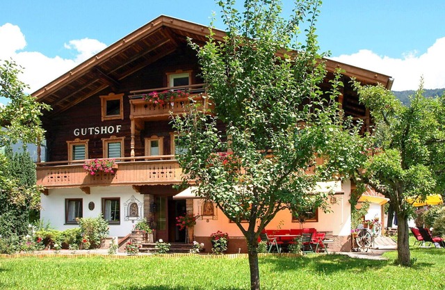 Beautiful apartment in villa for 3 guests with WIFI, TV, terrace, pets allowed and parking