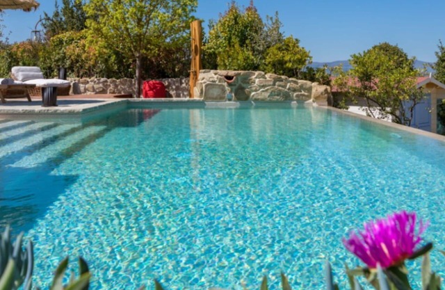 Beautiful apartment in villa for 2 guests with hot tub, A/C, pool, WIFI, TV and panoramic view