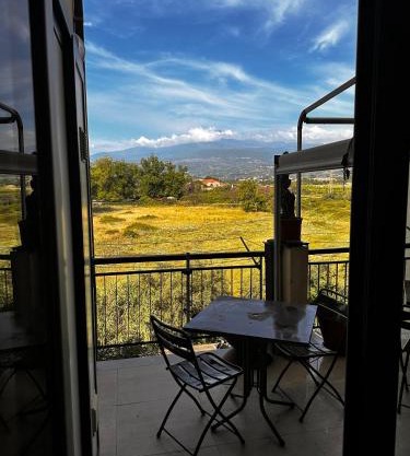 Beautiful apartment with balcony view of Etna