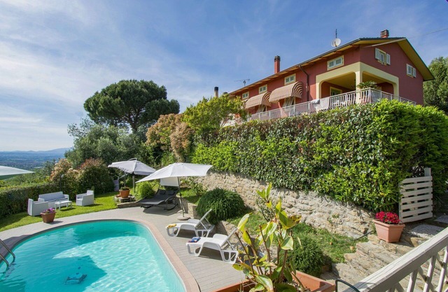 Beautiful apartment for 10 guests with WIFI, private pool, TV, patio, pets allowed and parking