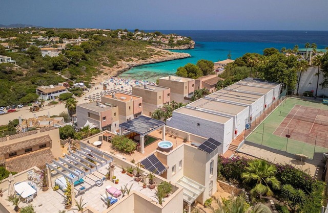 Beautiful apartment for 6 guests with pool, A/C, hot tub, TV and terrace