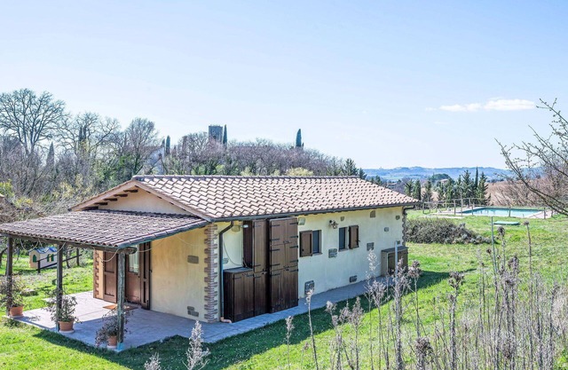 Beautiful apartment in villa for 4 guests with WIFI, pool, A/C, TV, patio, pets allowed and park.