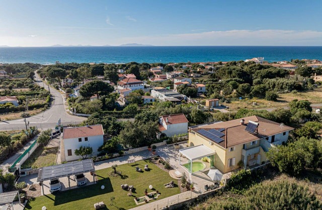 Beautiful apartment in villa for 5 people with WIFI, A/C, pool, TV and patio