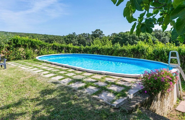 Beautiful apartment in villa for 4 guests with pool, WIFI, TV, patio, pets allowed and parking