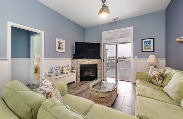 Beautiful, bay-view condo with pools, balcony, beach gear, AC, & fireplace