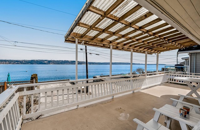 Beautiful Bayfront House w/WiFi, Beach Access, Bay/Mountain Views, & Fireplace