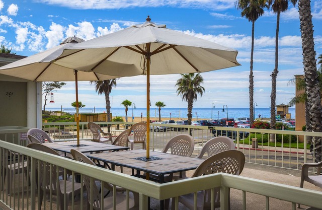 Beautiful Beach Condo Steps from the Beach!