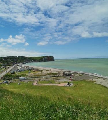 Beautiful beachfront apartment, 180d sea and cliff view