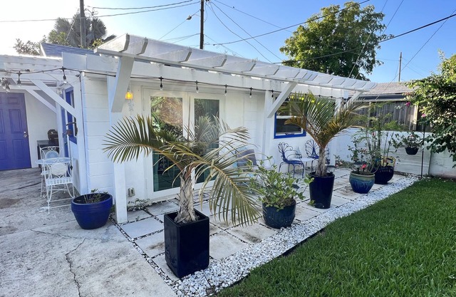 Beautiful beach inspired cottage@Old Northwood 10min to PBI, beach, downtown WPB
