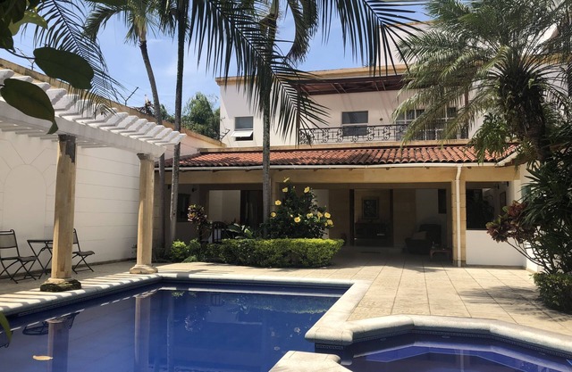 Beautiful big house, near restaurants, unicentro, jardín plaza and more.