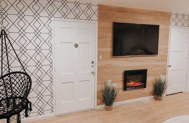 Beautiful Bright Condo Steps Away from the Beach
