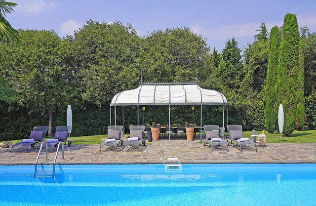 Beautiful Country Estate with large garden, private pool, AC, 6 bedrooms, beside golf course