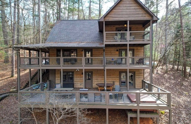 Beautiful Cabin on the Coosawatte with river access. Pet Friendly