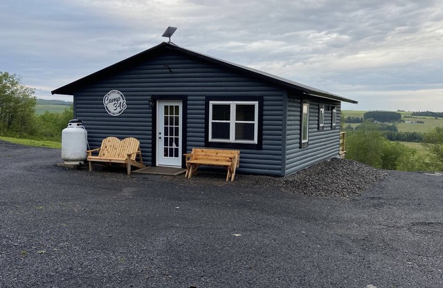 Beautiful Cabin Sleeps 4(up to 6) w/direct access to snowmobile and ATV trails!
