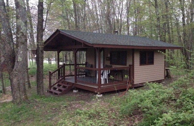 Beautiful Cabin On 5 Acres. 2.5 Miles From Bethel Woods, museum and casinos.