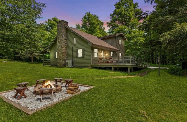 Beautiful Cabin w/ Guest House Game Room Fire Pit