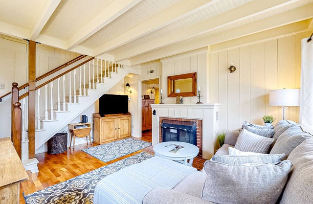 Beautiful Cape Cod cottage - one block from the beach with covered balcony & W/D