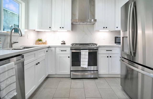 Beautiful & Centrally Located close to everything 3- bedroom home, AC, WiFi