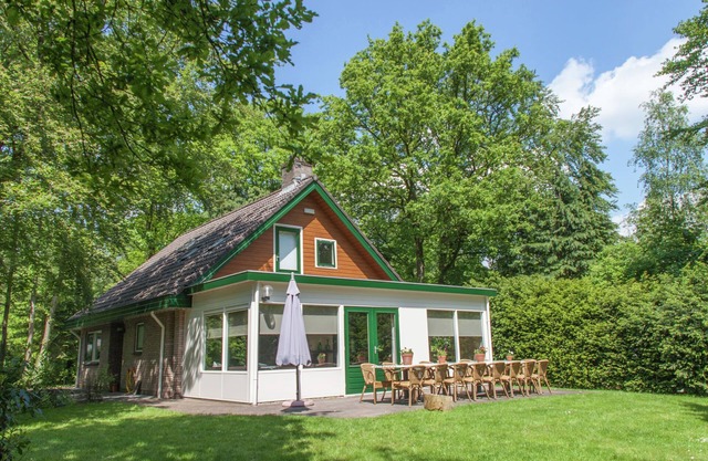 Beautiful chalet with terrace on the pond