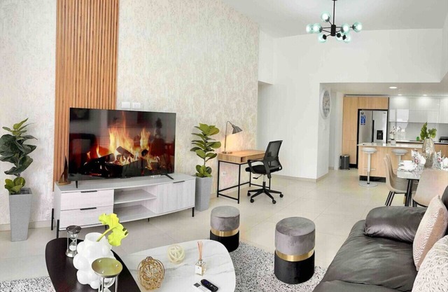 Beautiful City Center Condo, King bed, Pool, Gym and Social Area with Spectacular Views