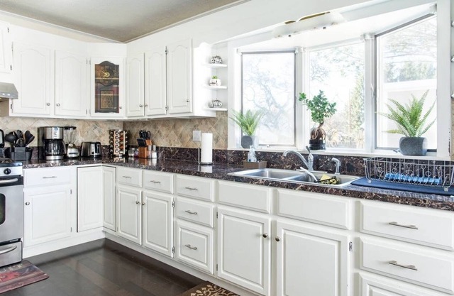 Beautiful Colonial Home ,Close to train and Beach / Sleeps 10