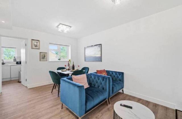 Beautiful & Comfy Acton Gem ~ King Beds ~ Parking!
