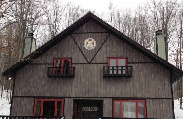 Beautiful, Comfy, Rustic Ski Chalet Steps From Ski Brule Mountain - RIGHT Side