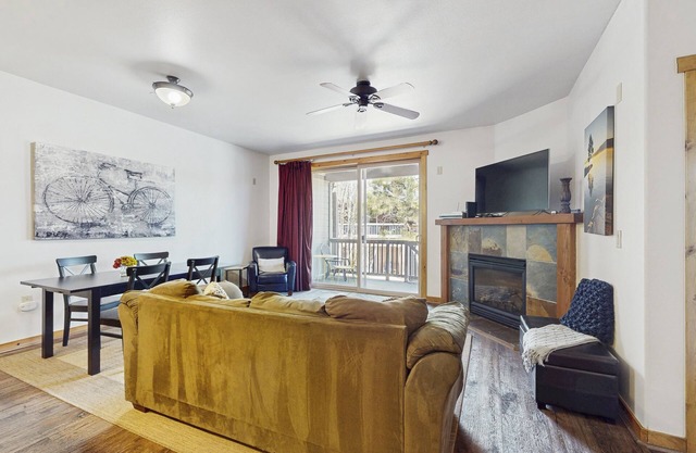 Beautiful condo w/deck, close to town & skiing